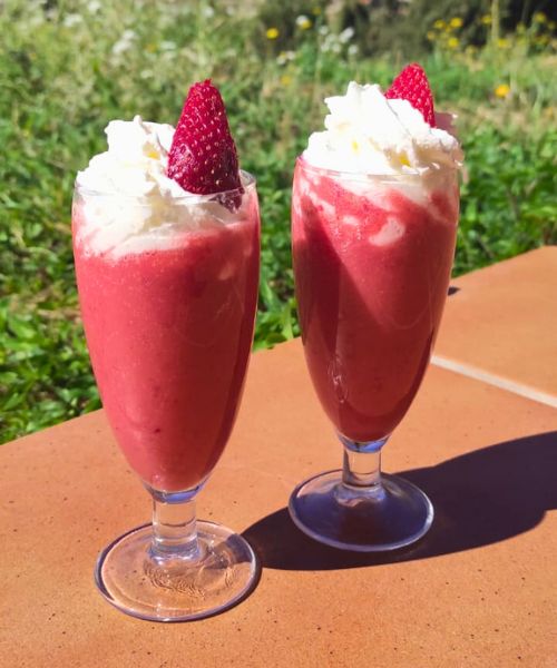 servimos el batido de fresa con nata