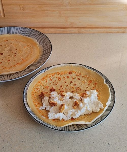 añadimos trocitos de nueces por encima los crepes