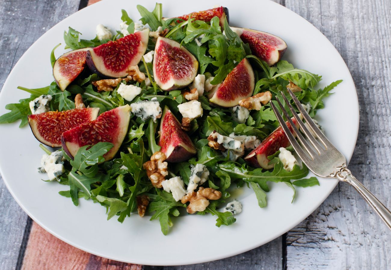 Ensalada de higos frescos, queso de cabra y nueces