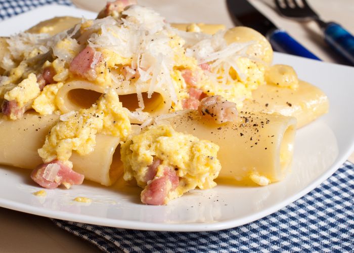 Macarrones a la carbonara sin nata, una receta de pasta fácil y con bacon